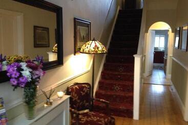 هتل Avoca House B&b