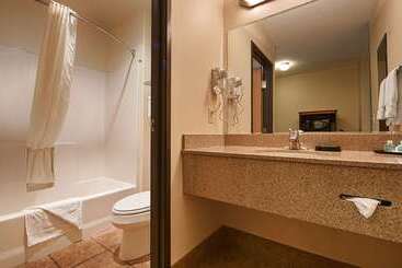 هتل Best Western Plus Eagleridge Inn & Suites