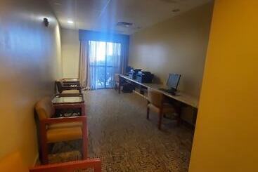 هتل Spark By Hilton Phoenix East Mesa