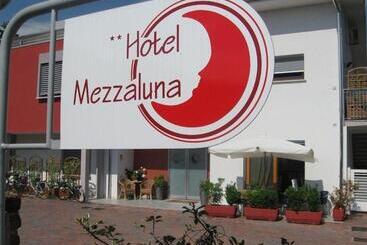 هتل Mezzaluna
