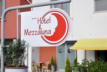 هتل Mezzaluna