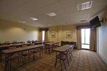 هتل Super 8 By Wyndham Natchez