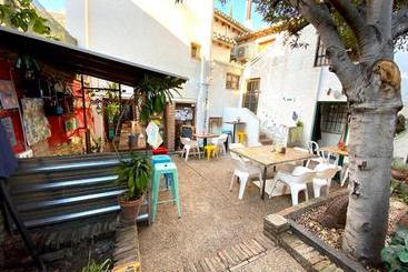 بانگلو Makuto Coliving House