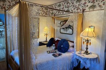 تختخواب و صبحانه The Abriendo Inn