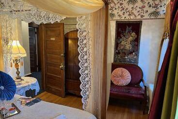 تختخواب و صبحانه The Abriendo Inn