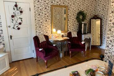تختخواب و صبحانه The Abriendo Inn