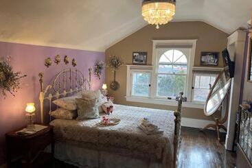 تختخواب و صبحانه The Abriendo Inn