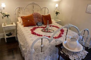 تختخواب و صبحانه The Abriendo Inn