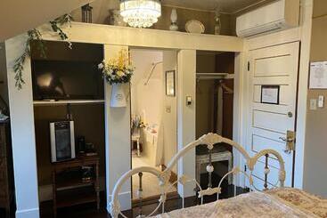 تختخواب و صبحانه The Abriendo Inn