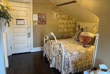 تختخواب و صبحانه The Abriendo Inn