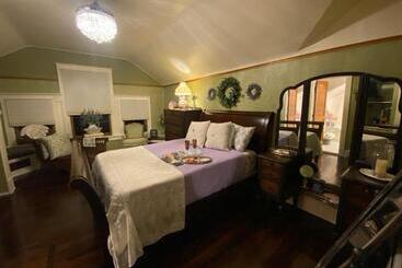 تختخواب و صبحانه The Abriendo Inn