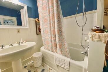تختخواب و صبحانه The Abriendo Inn