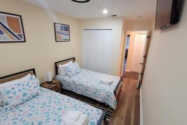 تختخواب و صبحانه Hhi Homes Llc
