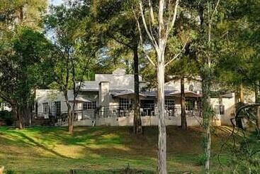 تختخواب و صبحانه La Moor Country Venue & Eatery
