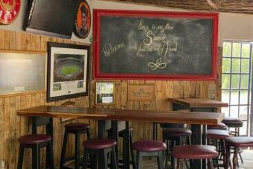 تختخواب و صبحانه La Moor Country Venue & Eatery