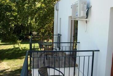 تختخواب و صبحانه Garden Club Panzió