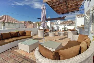 پانسیون Enchanted Villa