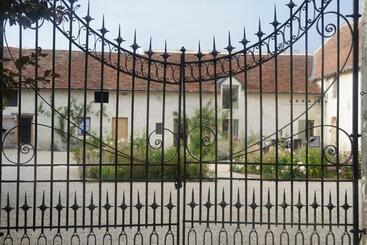 مبيت وإفطار Ferme Du Bois De Veude