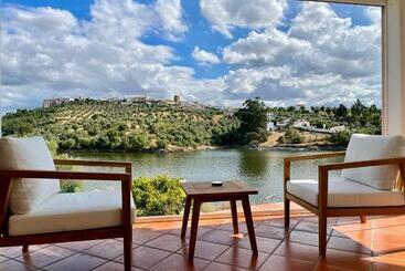 تختخواب و صبحانه Montes De Charme