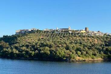 تختخواب و صبحانه Montes De Charme