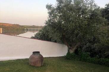 تختخواب و صبحانه Montes De Charme