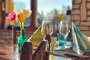 ホテル Hôtel Restaurant Les Cernets Swiss Lodge Ssh