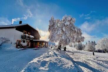 ホテル Hôtel Restaurant Les Cernets Swiss Lodge Ssh