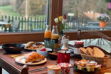 ホテル Hôtel Restaurant Les Cernets Swiss Lodge Ssh