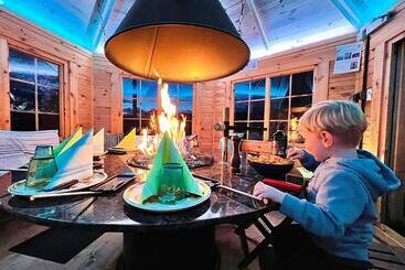 ホテル Hôtel Restaurant Les Cernets Swiss Lodge Ssh