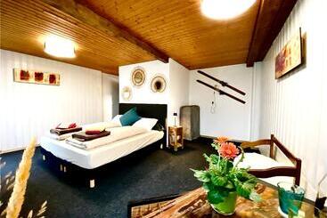 ホテル Hôtel Restaurant Les Cernets Swiss Lodge Ssh
