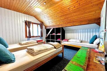 ホテル Hôtel Restaurant Les Cernets Swiss Lodge Ssh