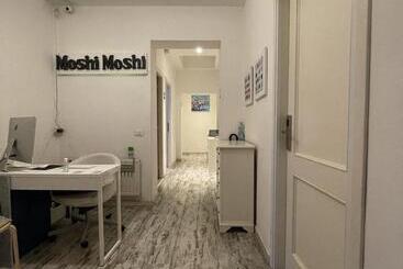 تختخواب و صبحانه Moshi Moshi