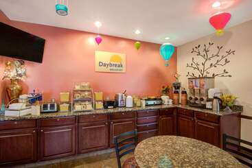 هتل Days Inn & Suites By Wyndham Airport Albuquerque
