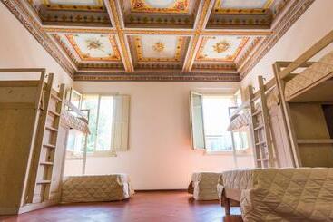 Student's Hostel Estense