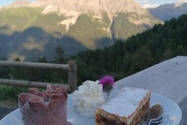 ベッドアンドブレックファースト Alp Es Cha Dadour