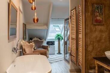 تختخواب و صبحانه La Chambre Rose