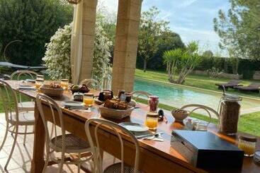 تختخواب و صبحانه Le Patio, Chambres D Hôtes Pour Adultes En Camargue, Possibilité De Naturisme à La Piscine