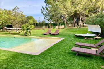 تختخواب و صبحانه Le Patio, Chambres D Hôtes Pour Adultes En Camargue, Possibilité De Naturisme à La Piscine