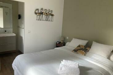 تختخواب و صبحانه Le Patio, Chambres D Hôtes Pour Adultes En Camargue, Possibilité De Naturisme à La Piscine