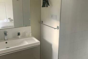 تختخواب و صبحانه Le Patio, Chambres D Hôtes Pour Adultes En Camargue, Possibilité De Naturisme à La Piscine
