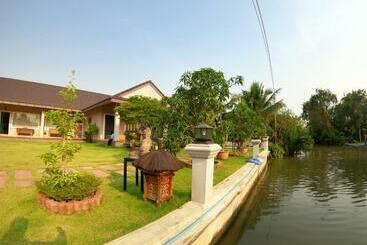پانسیون Coconut Garden Retreat