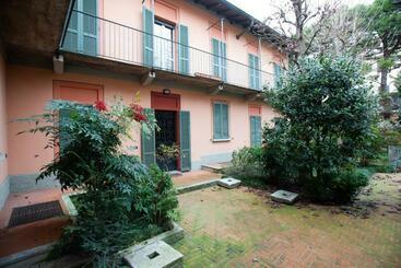 פנסיון Villa Grande Con Stanze, Bagni E Giardino