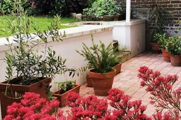 تختخواب و صبحانه Chez Hortense