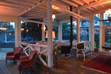 هتل Treetops Park