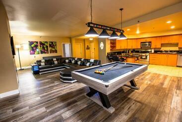 2100 Sqft Penthouse Suite W/ Strip Views! Pool Gym