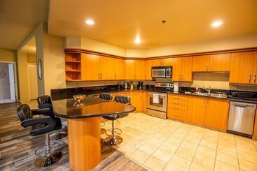 2100 Sqft Penthouse Suite W/ Strip Views! Pool Gym