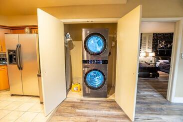 2100 Sqft Penthouse Suite W/ Strip Views! Pool Gym