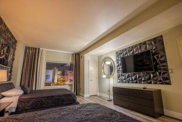 2100 Sqft Penthouse Suite W/ Strip Views! Pool Gym