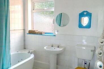 تختخواب و صبحانه Healing Waters Sanctuary For Exclusive Private Hire And Self Catering Board, Vegetarian, Alcohol & W