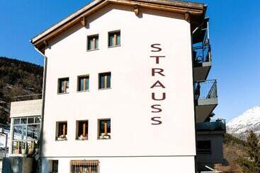צימר Kulinarik & Geniesser Hôtel Strauss